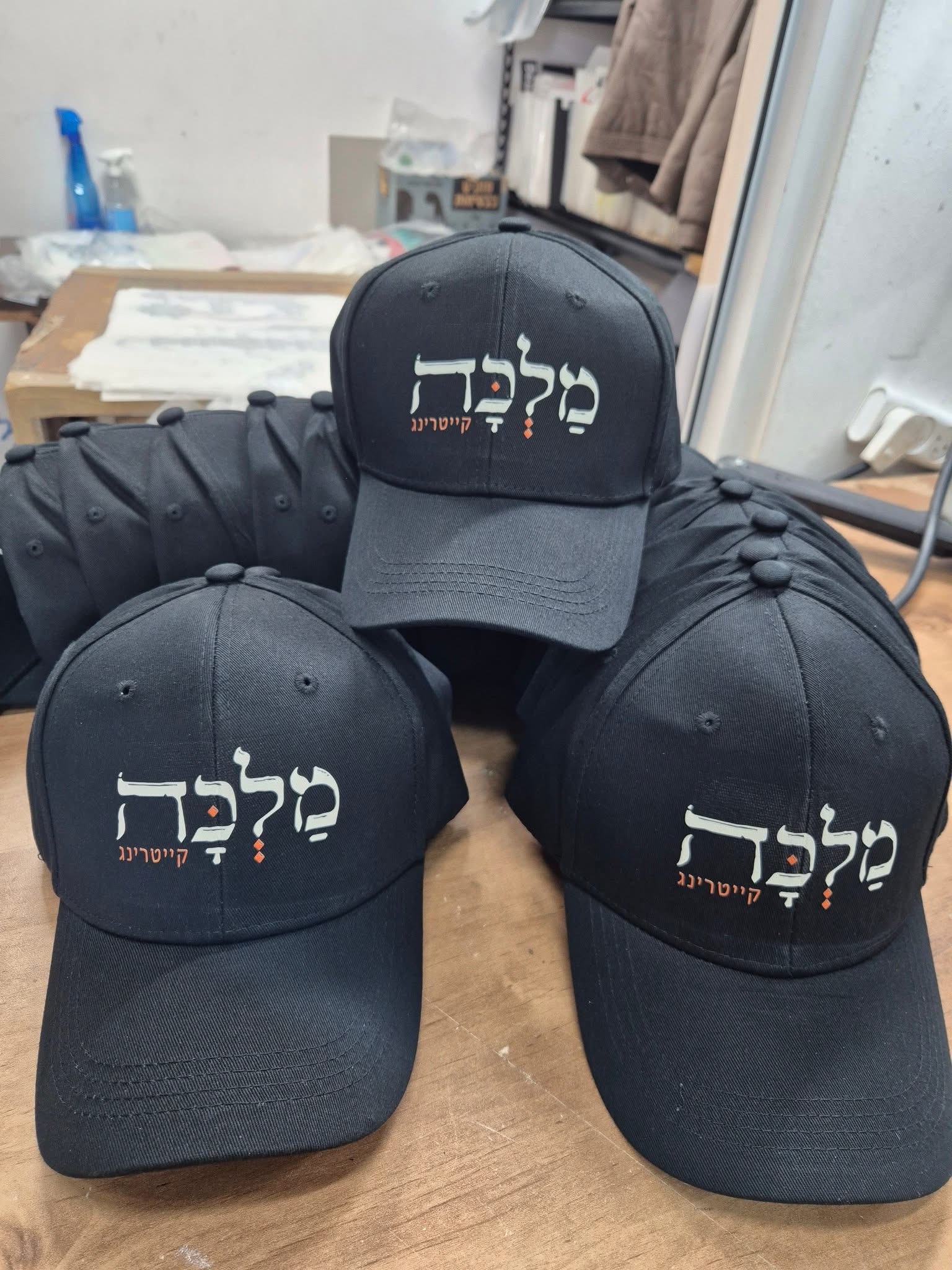 כובעי עבודה ממותגים עם לוגו — ליאור טקסטיל אילת